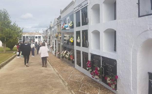 Imagen principal - La normalidad vuelve al cementerio malpartideño en el Día de Los Santos y Difuntos