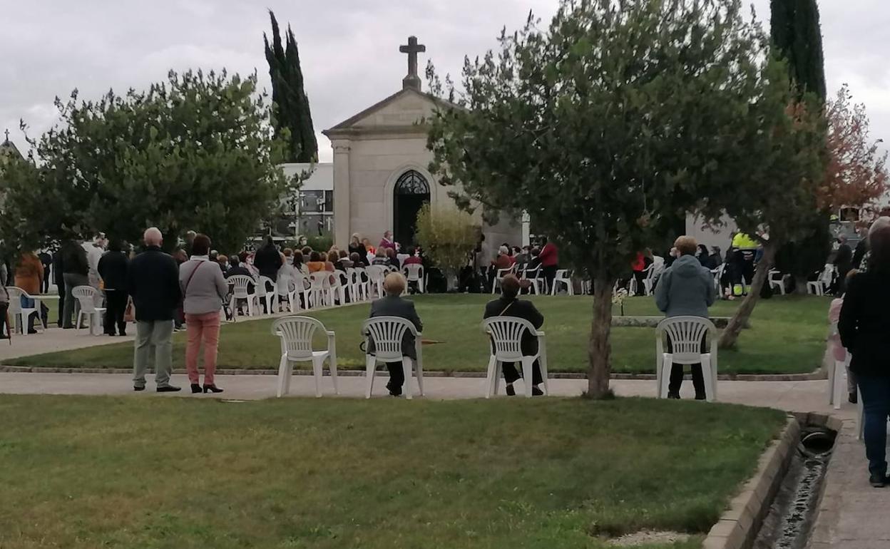 Misa de los Difuntos en el cementerio municipal. 