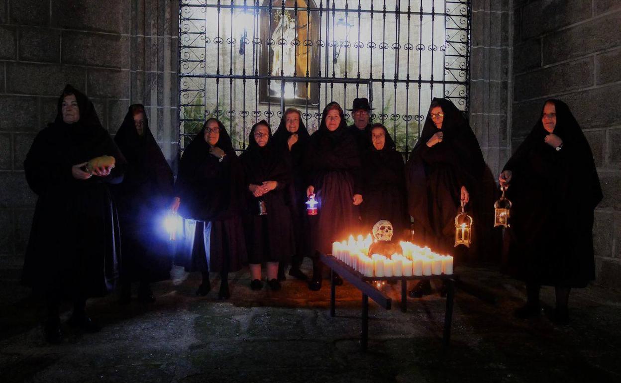 Los miembros del Club La Paz de la Tercera Edad recrean la procesión de Änimas. 2018. Foto y Archivo JAAG