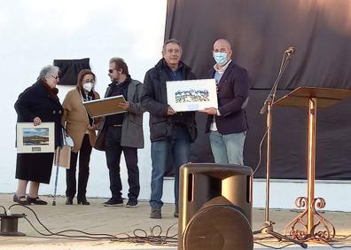 Imagen secundaria 1 - Inaugurado el mural conmemorativo por el 25 aniversario de la declaración del Monumento Natural Los Barruecos