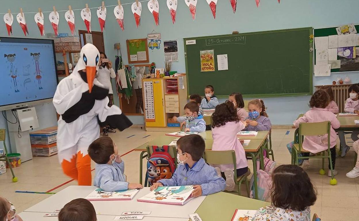 Una de las visitas de la cigüeña Barrueca a los pequeños de Malpartida de Cáceres. 
