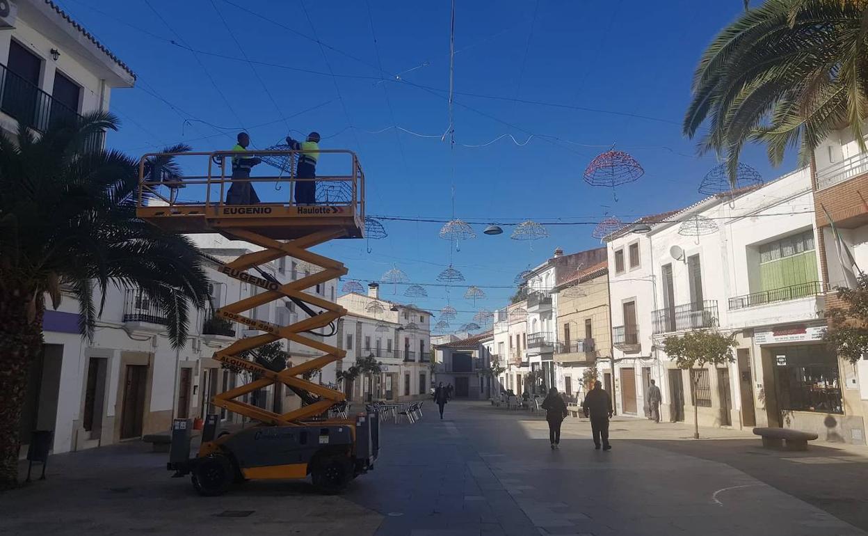 Operarios del Ayuntamiento colocando el alumbrado navideño. 
