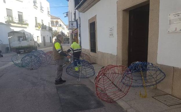 Imagen principal - Comienzan a colocarse las luces de Navidad en Malpartida de Cáceres