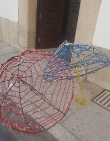 Imagen secundaria 2 - Comienzan a colocarse las luces de Navidad en Malpartida de Cáceres