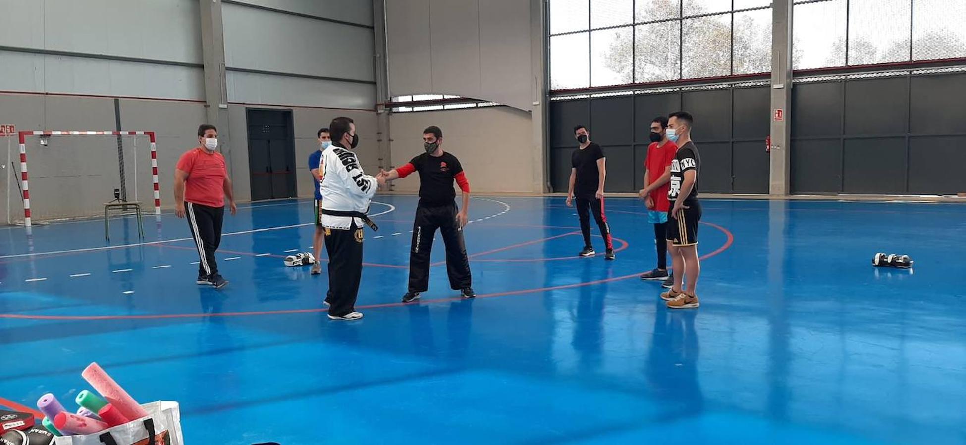 Taller de iniciación y perfeccionamiento de defensa personal y kickboxing. 