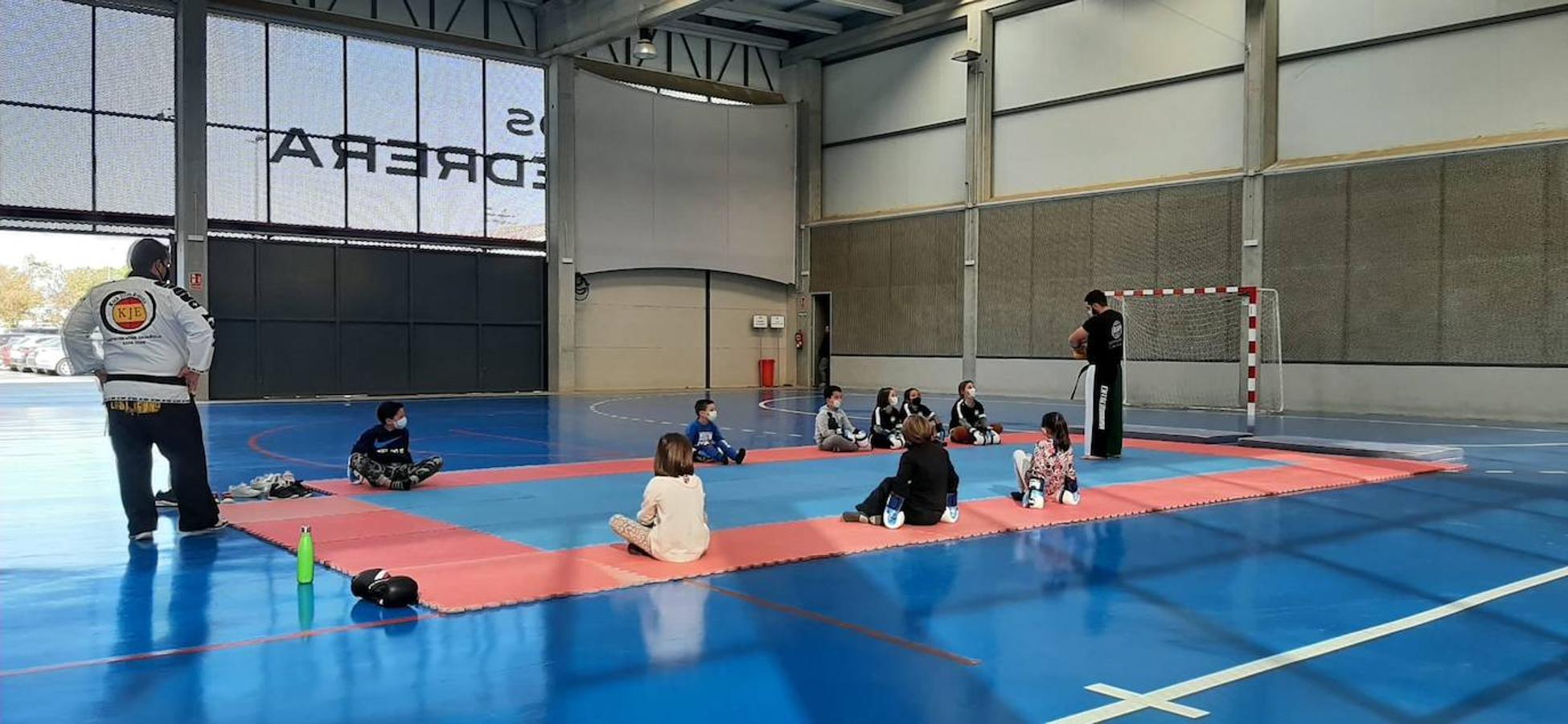 Taller de iniciación y perfeccionamiento de defensa personal y kickboxing.