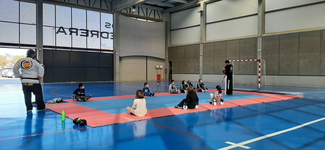 Taller de iniciación y perfeccionamiento de defensa personal y kickboxing.