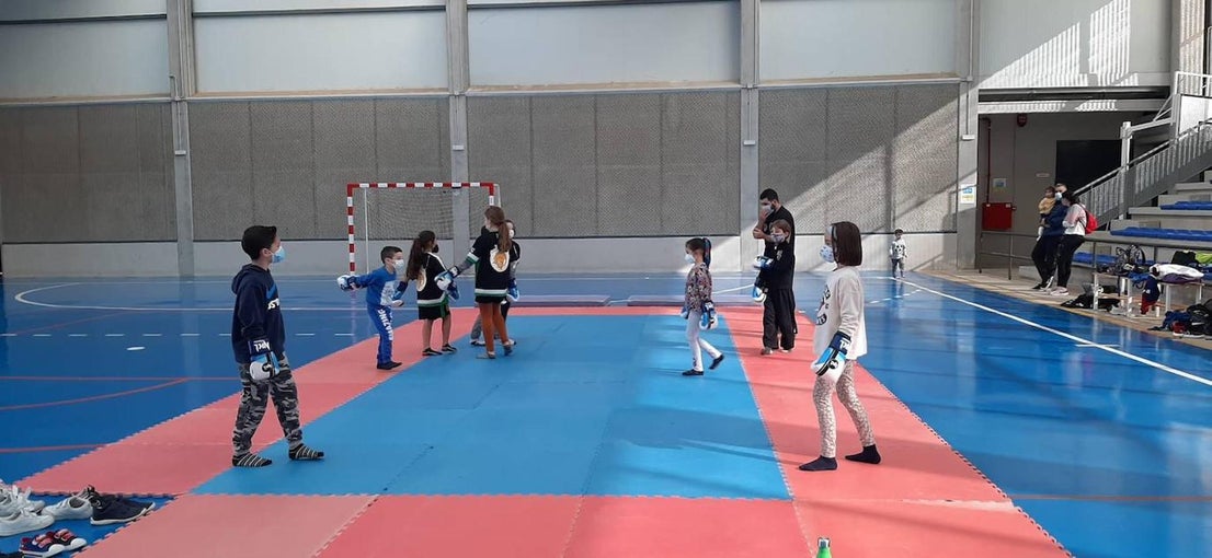 Taller de iniciación y perfeccionamiento de defensa personal y kickboxing.