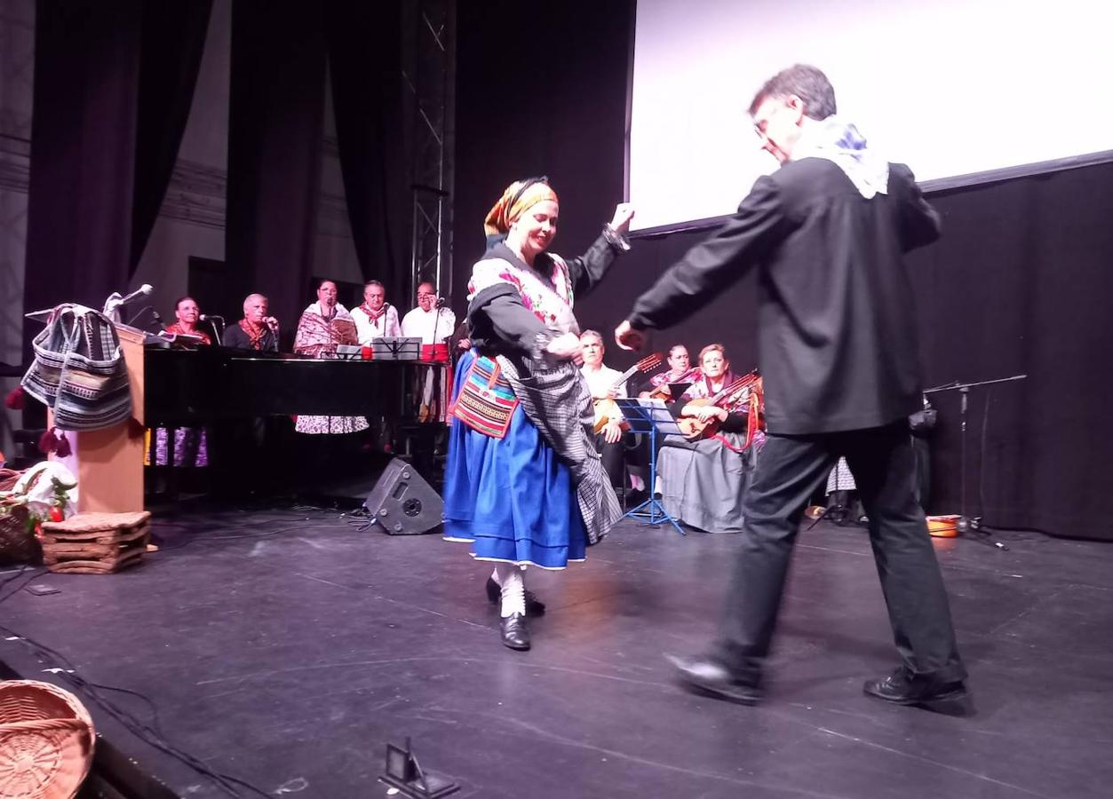 '100 años en Castúa', homenaje de la Asociación Folclórica Virgen de la Soledad a 'El Miajón de los Castúos'. 