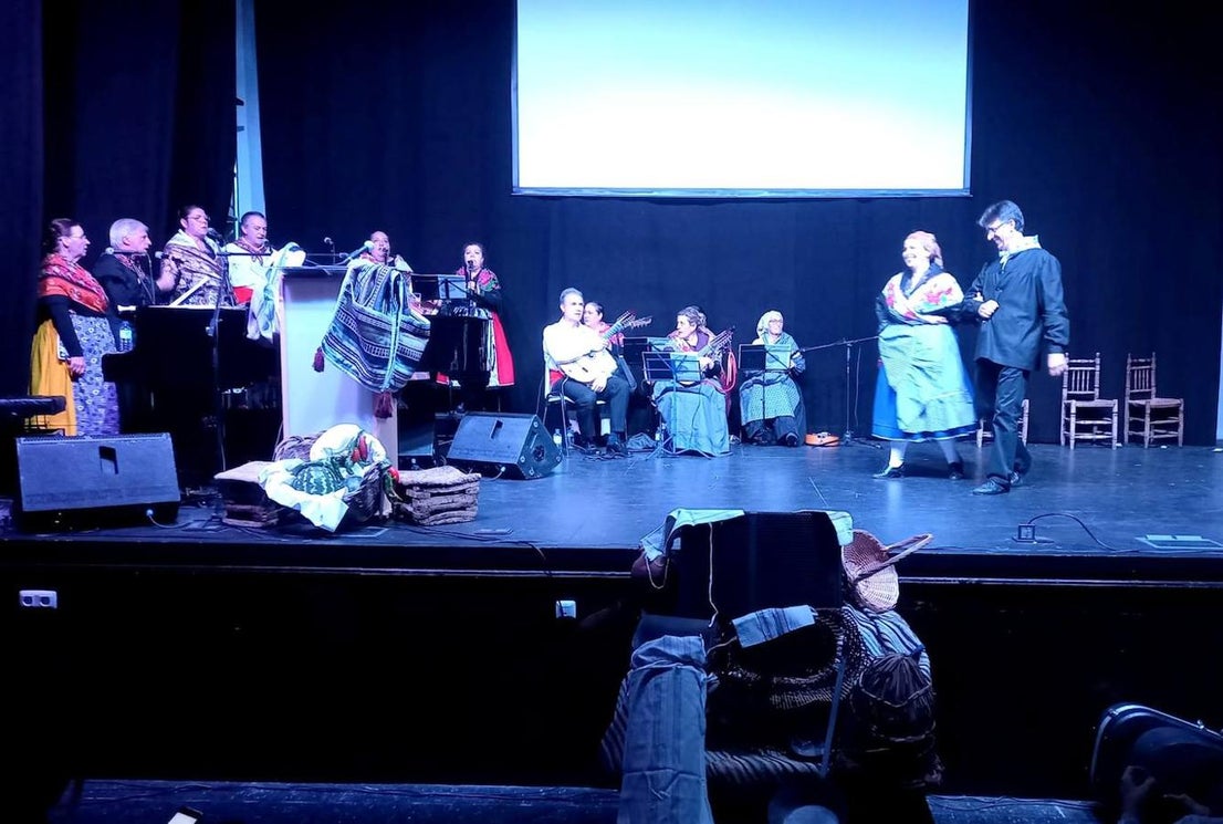 '100 años en Castúa', homenaje de la Asociación Folclórica Virgen de la Soledad a 'El Miajón de los Castúos'.