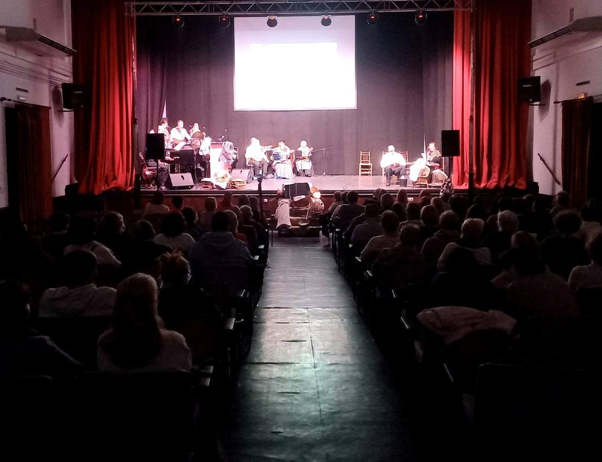 '100 años en Castúa', homenaje de la Asociación Folclórica Virgen de la Soledad a 'El Miajón de los Castúos'.