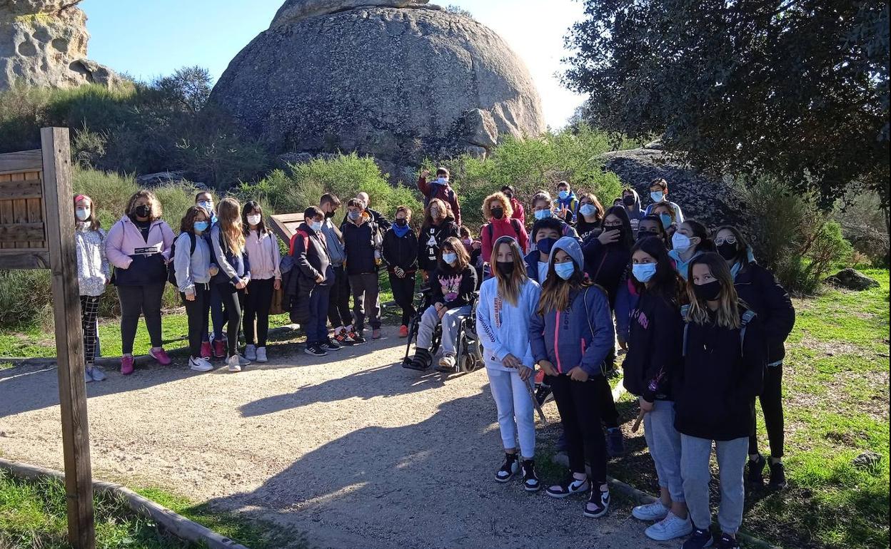 Los alumnos de 1º de ESO del IESO Los Barruecos pasan una mañana de ruta por Los Barruecos