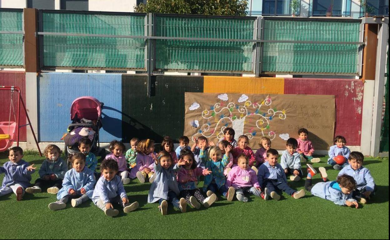 Los peques frente al árbol para conmemorar el Día de los Derechos del Niño. 