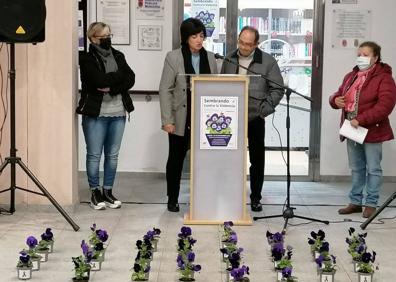 Imagen secundaria 1 - Malpartida sembró un pensamiento por cada fallecida por violencia de género en 2021