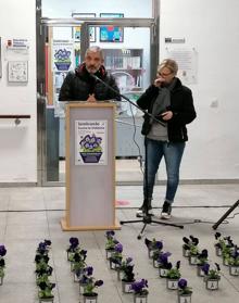 Imagen secundaria 2 - Malpartida sembró un pensamiento por cada fallecida por violencia de género en 2021