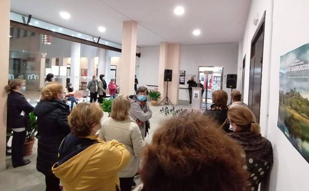 Imagen principal - Malpartida sembró un pensamiento por cada fallecida por violencia de género en 2021
