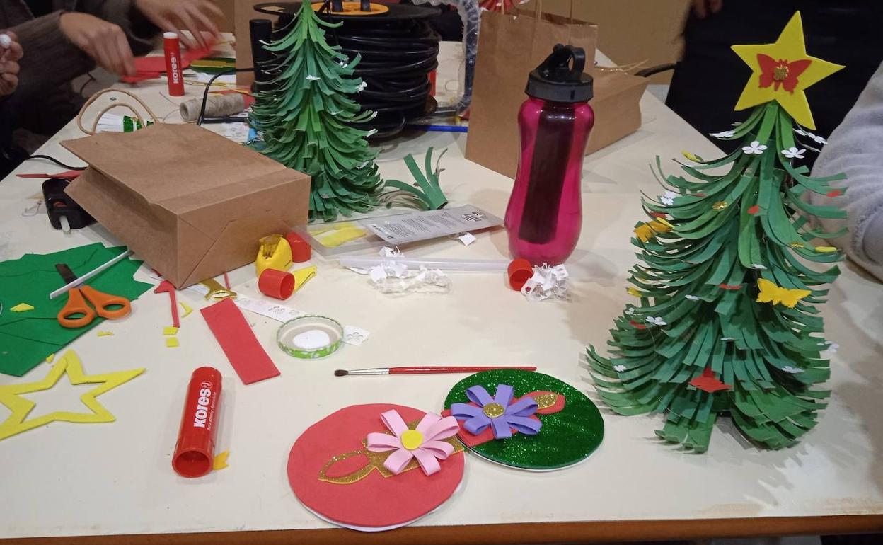 Algunos de los adornos credos durante el taller. 