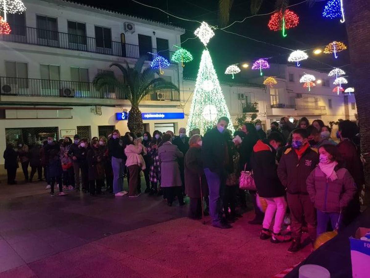 Colas esperando el chocolate con churros.