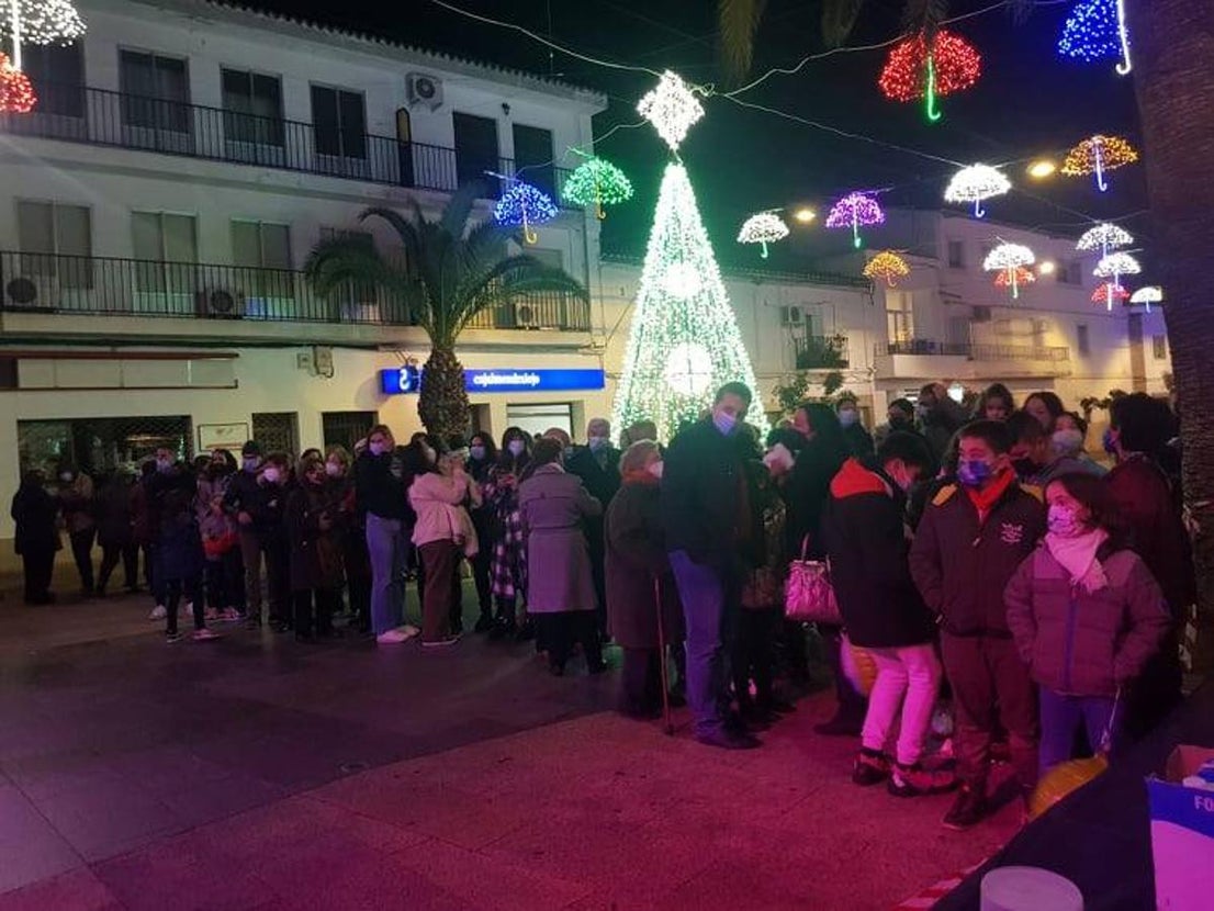 Colas esperando el chocolate con churros.
