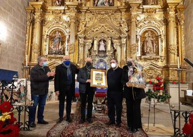 Imagen secundaria 1 - El coro del Cordón de San Isidro amenizó el V Pórtico de Navidad 