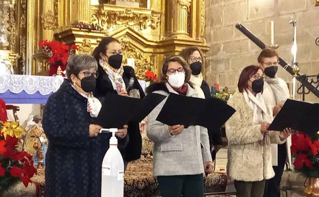 Imagen principal - El coro del Cordón de San Isidro amenizó el V Pórtico de Navidad