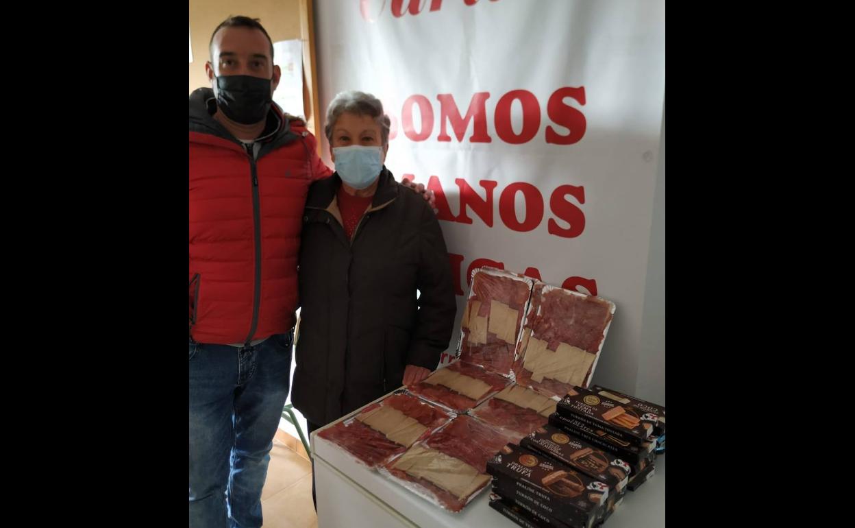 Donativo de embutidos y turrones. 