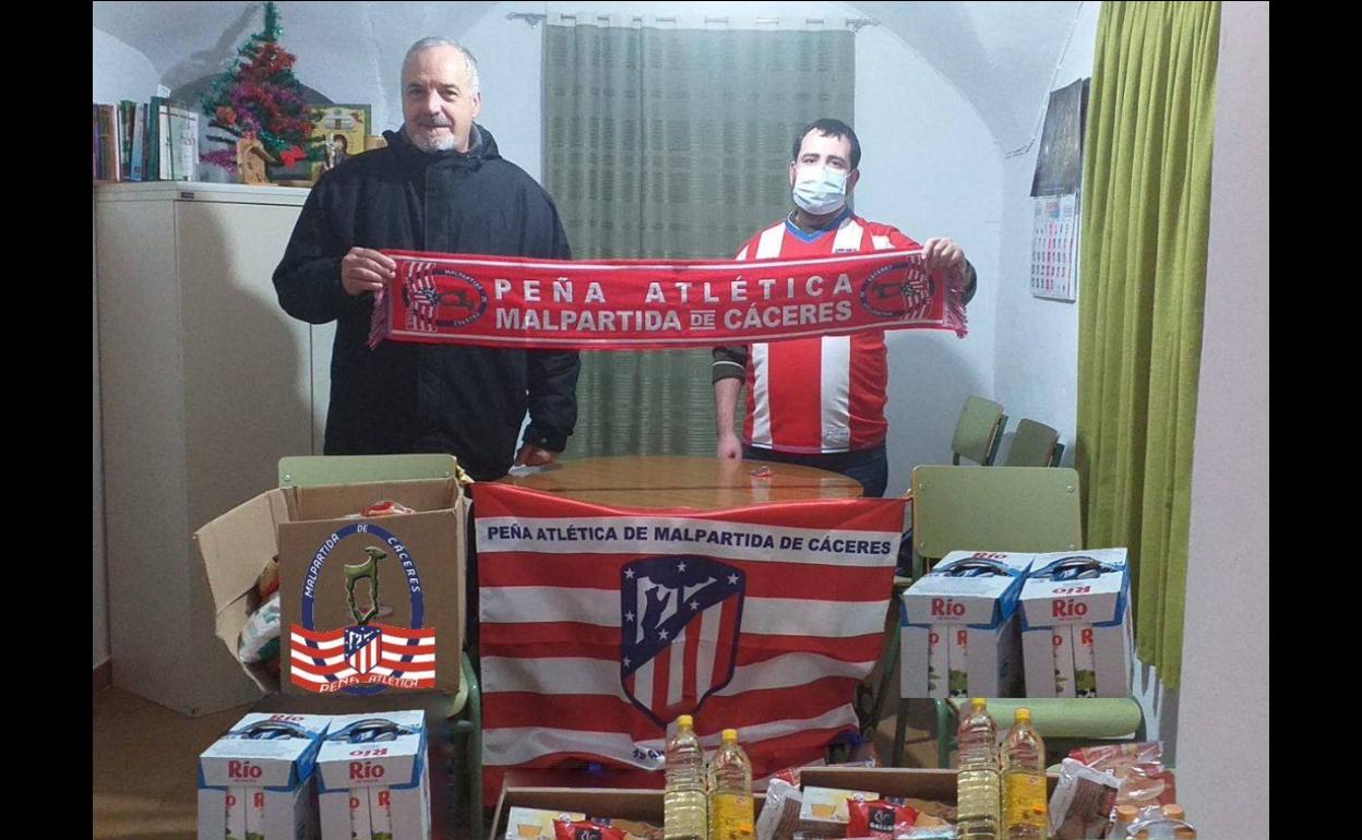 Juan José Cerro en representación de Cáritas y Juan José Custodio en representación de la Peña Atletica Malpartida de Cáceres. 