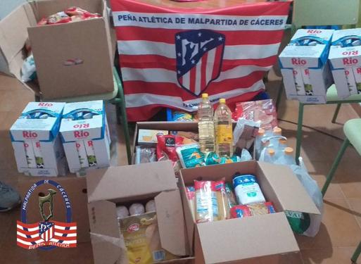 Imagen principal - Alimentos recibidos y foto de Juan José Cerro y P. Antonio Escola. 