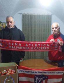 Imagen secundaria 2 - Alimentos recibidos y foto de Juan José Cerro y P. Antonio Escola. 