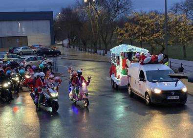 Imagen secundaria 1 - Papá Noel y los moteros. Debajo, un policía local entregando su regalo a una pequeña en su casa. 