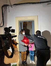 Imagen secundaria 2 - Papá Noel y los moteros. Debajo, un policía local entregando su regalo a una pequeña en su casa. 