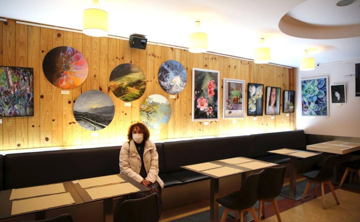La artista ante su exposición. 