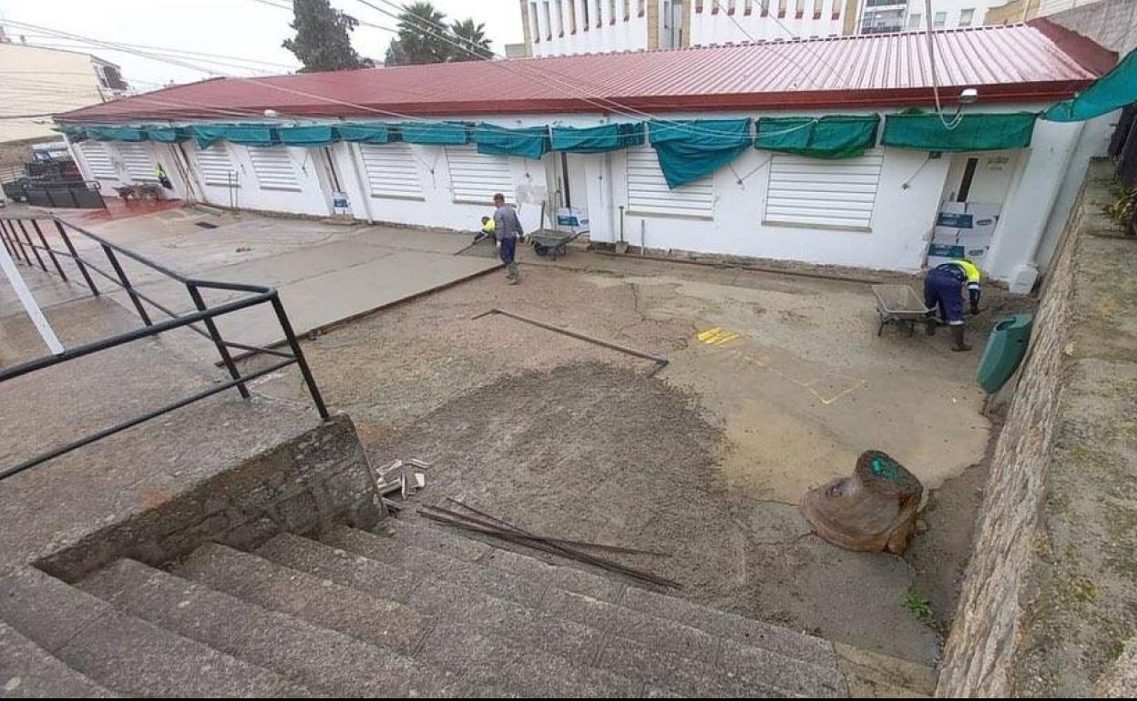 Dos trabajadores municipales durante los trabajos en el centro. 