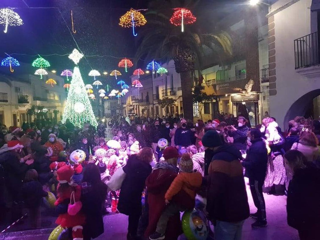 Muchas personas acudieron para ver el encendido.