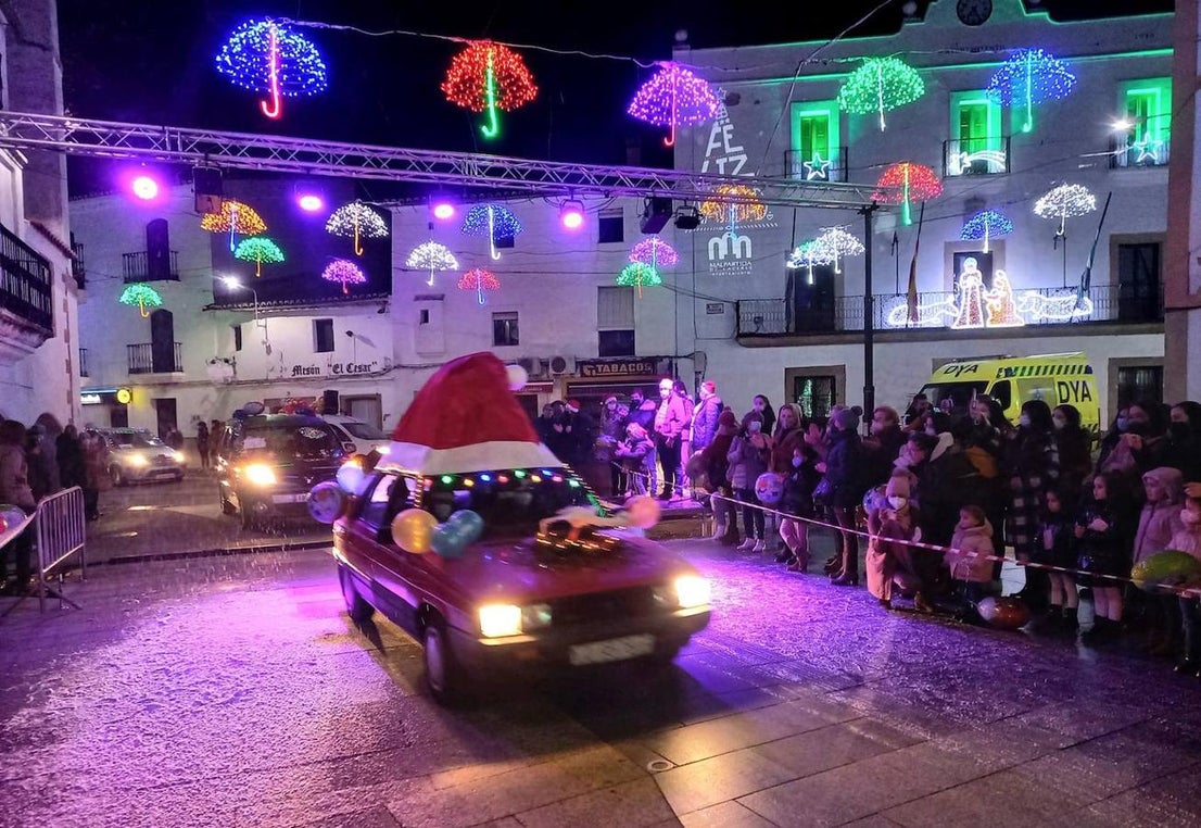 Muchas personas acudieron para ver las decoraciones de los coches.