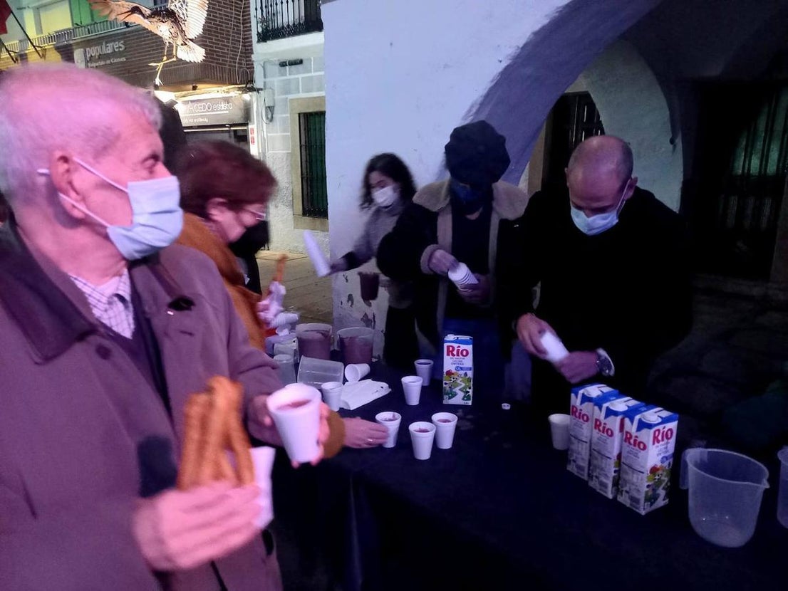 El Ayuntamiento obsequió a los asistentes al encendido con un chocolate con churros.