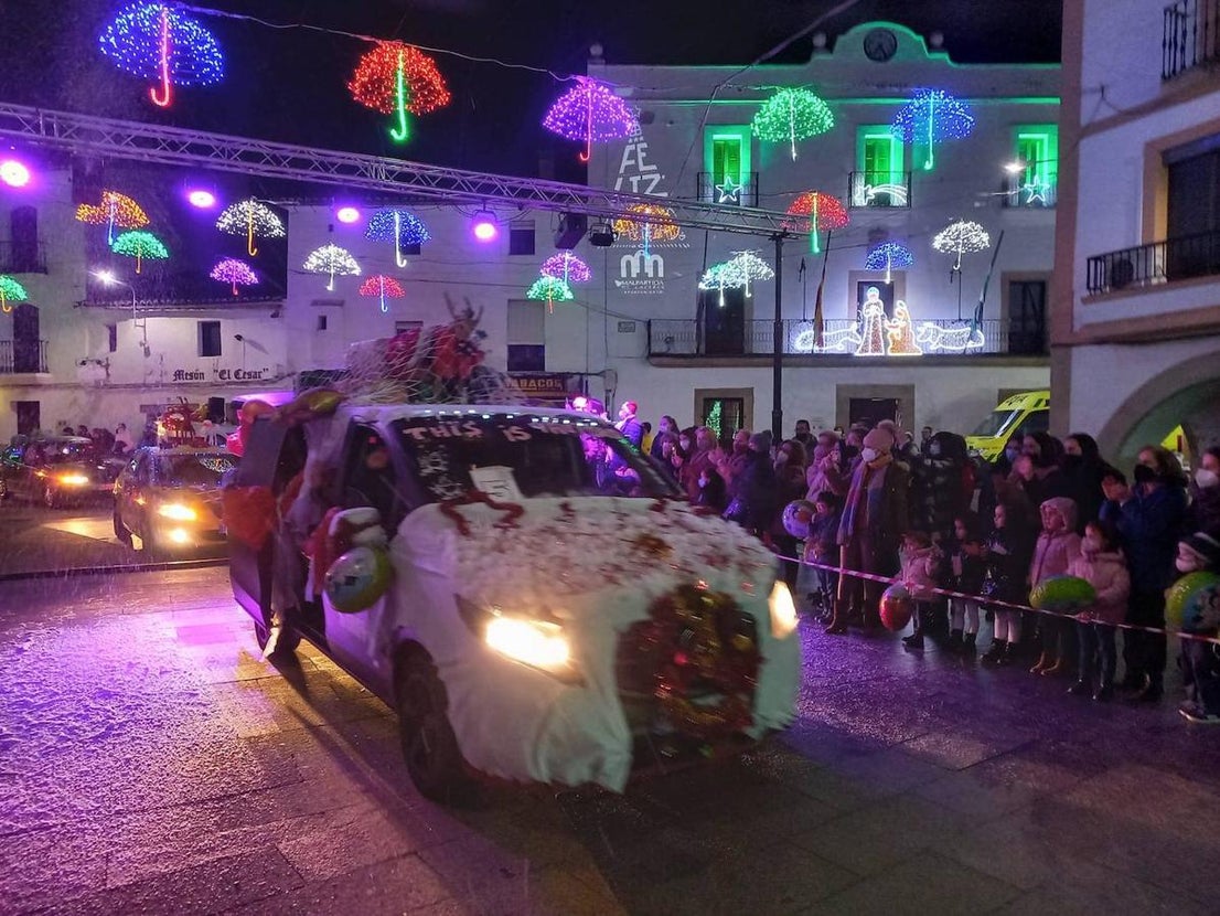 Los coches acudieron con sus decoraciones navideñas. 