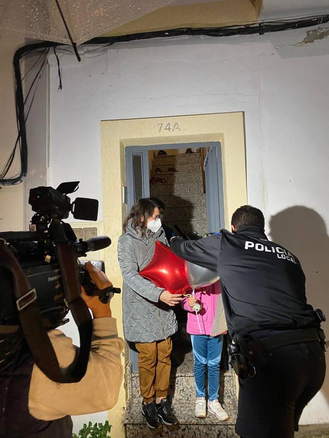 Papá Noel entregando regalos en casa.
