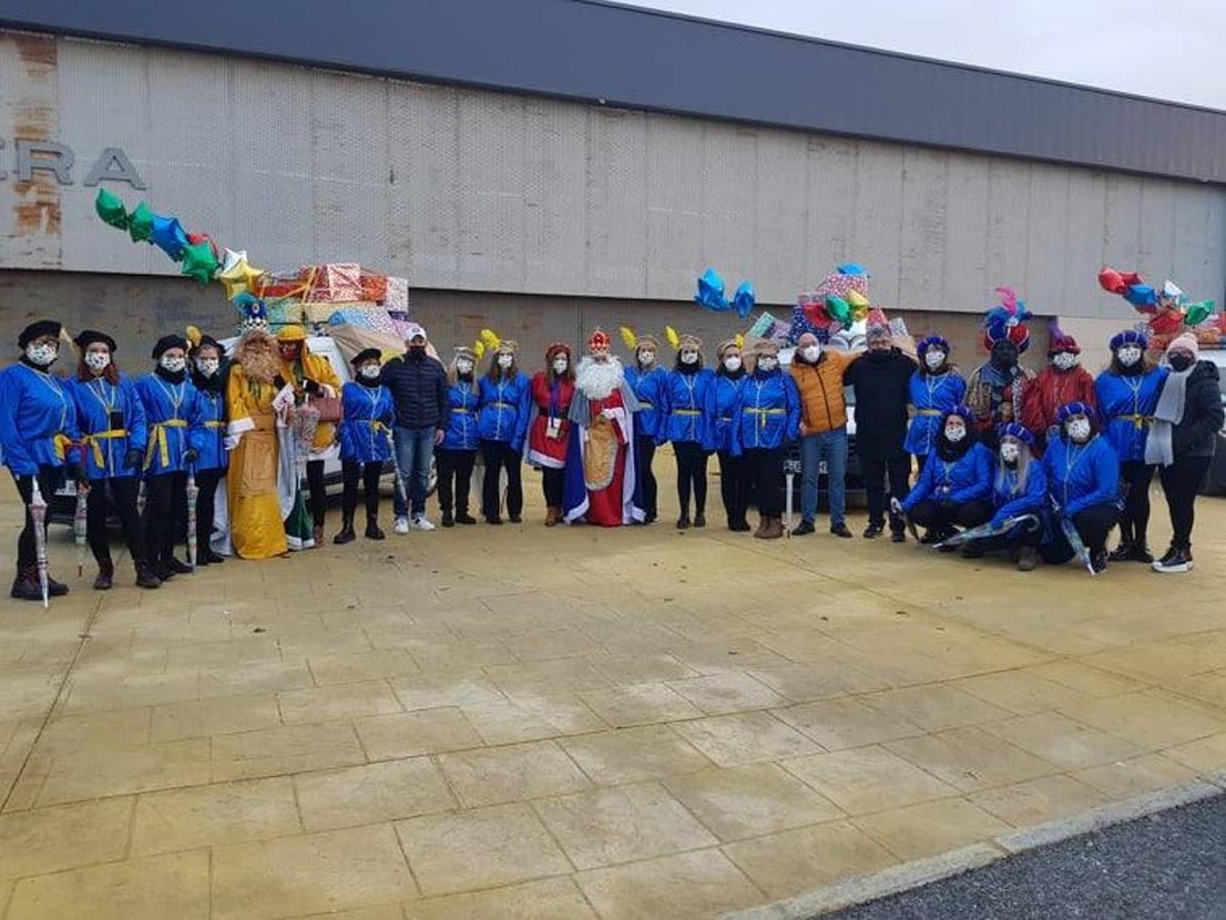 Los Reyes Magos y sus pajes junto a la corporación municipal.