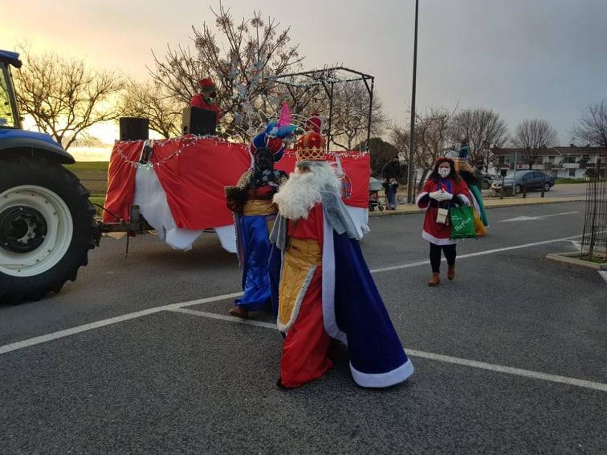 Llegada de los Reyes Magos y sus pajes a las carrozas.