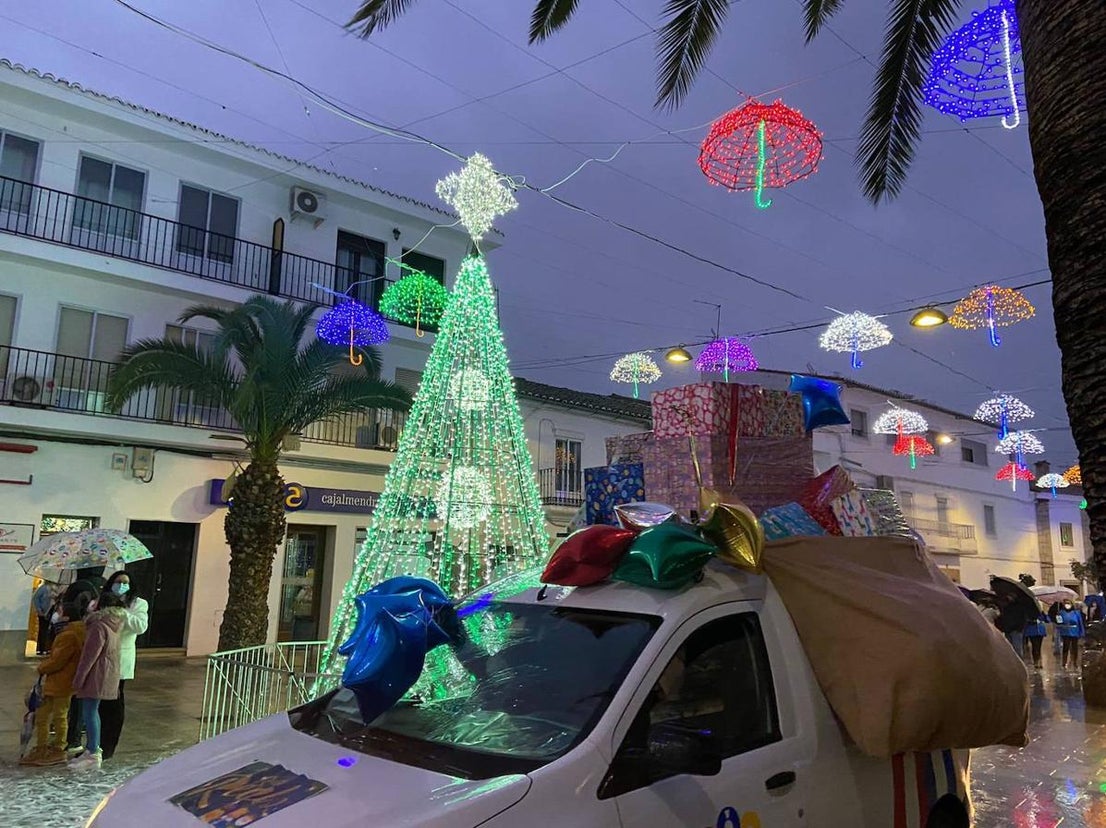 Coches con regalos seguían a los Magos.