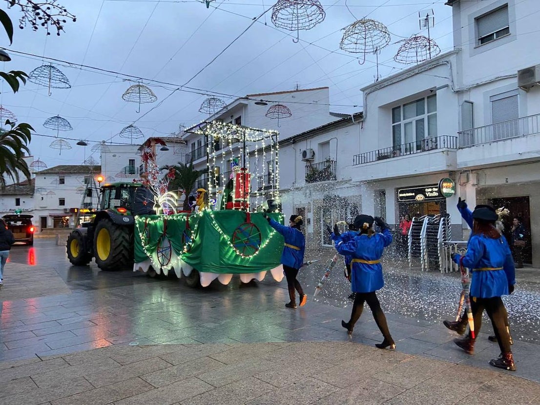 Las carrozas iban acompañadas de nieve.