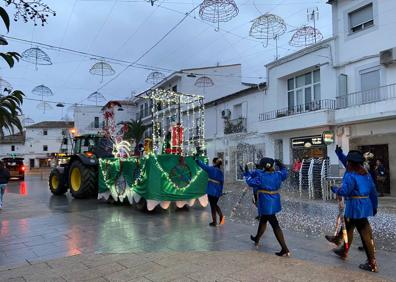 Imagen secundaria 1 - Los Reyes Magos llevaron magia e ilusión casa por casa en Malpartida de Cáceres