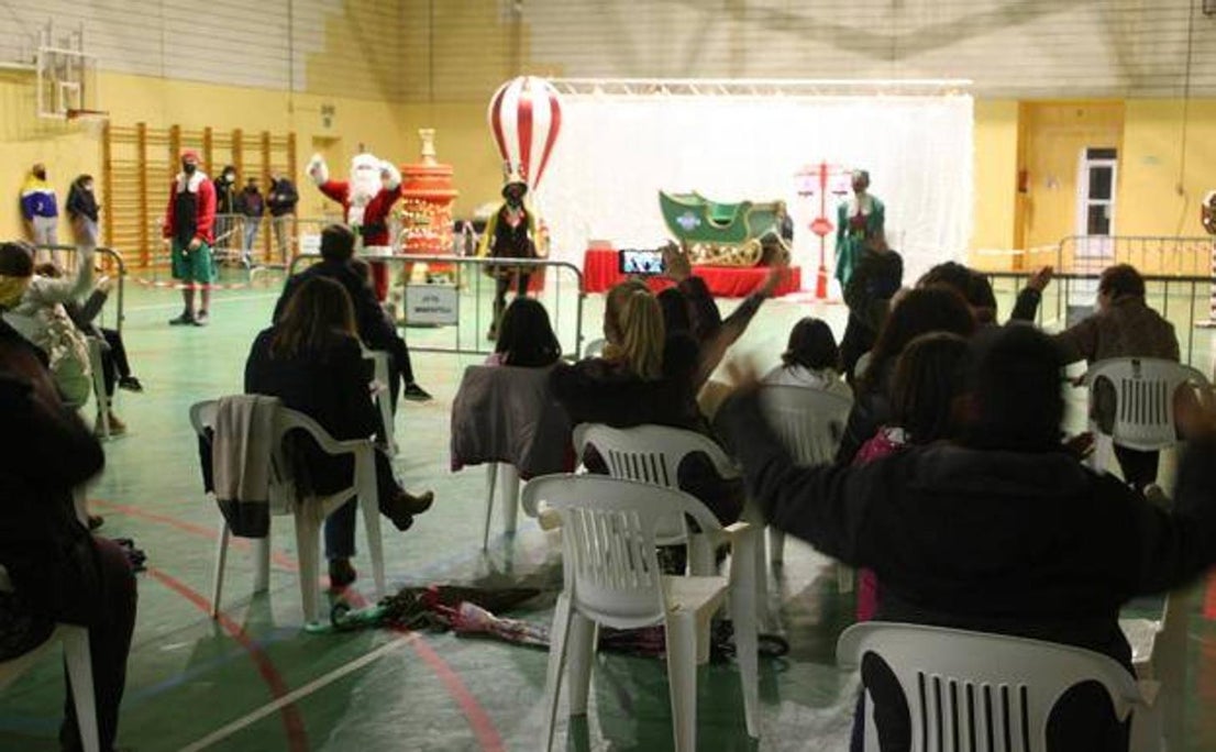 Papá Noel y sus ayudantes.