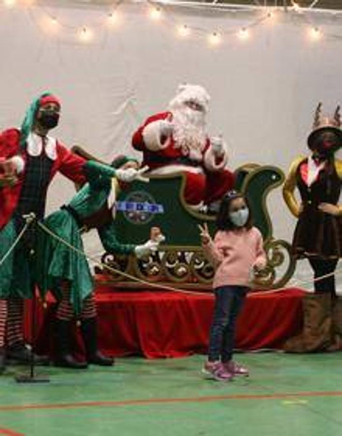 Una niña ante el trineo de Papá Noel.