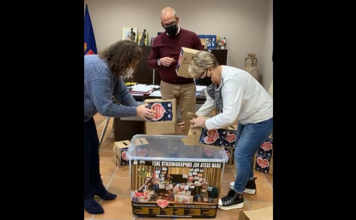 Introducción de las papeletas en la urna para realizar el sorteo. 