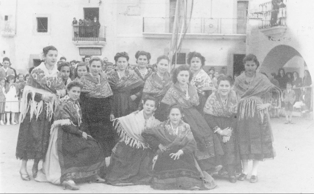 Grupo de mozas que en 1951 bailó por vez primera el cordón en honor de San Antonio Abad. Cortesía Familia Agúndez Peña. Archivo JAAG.
