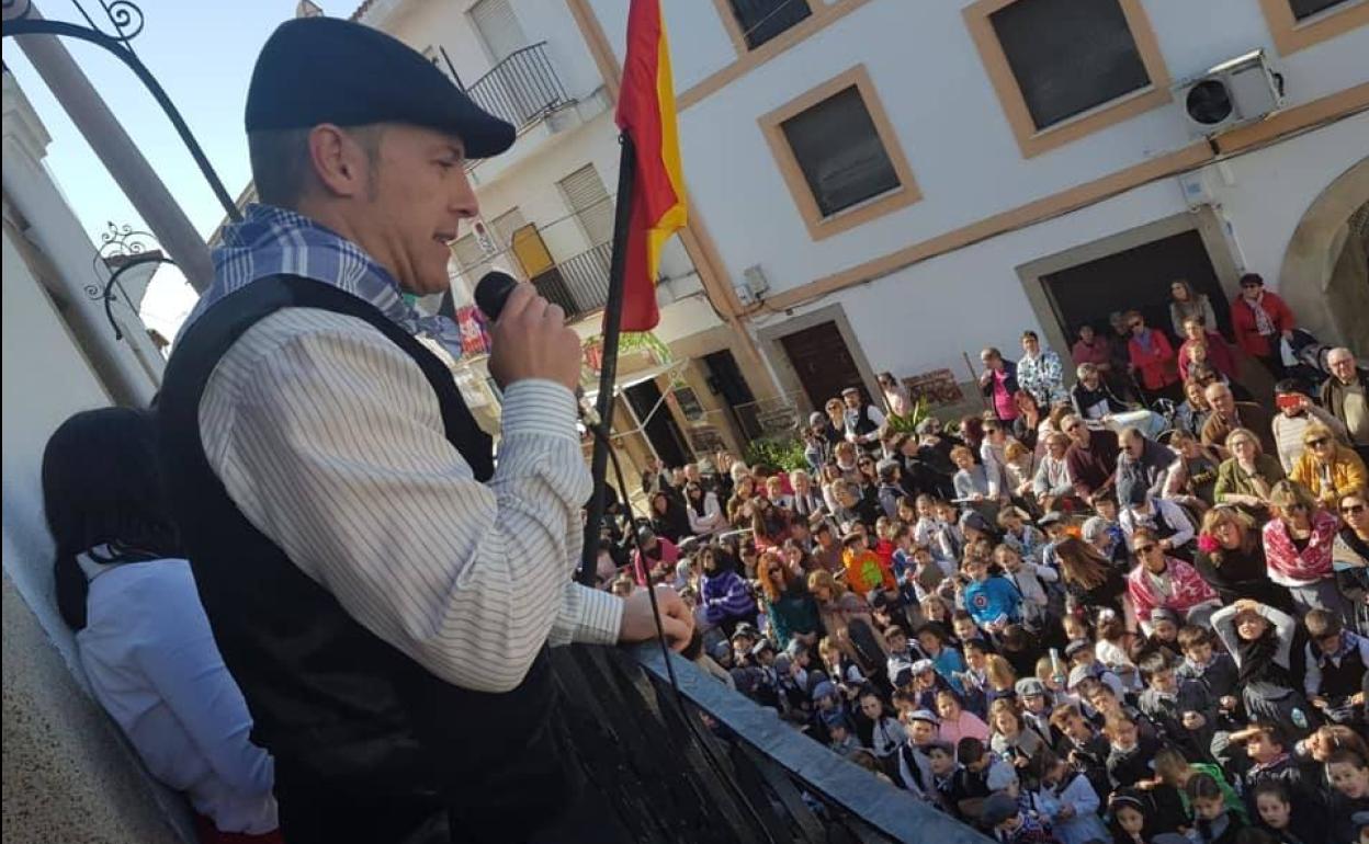 Imagen de archivo. Alfredo Aguilera, alcalde de Malpartida de Cáceres, dando la bienvenida a la Patatera de 2020. 