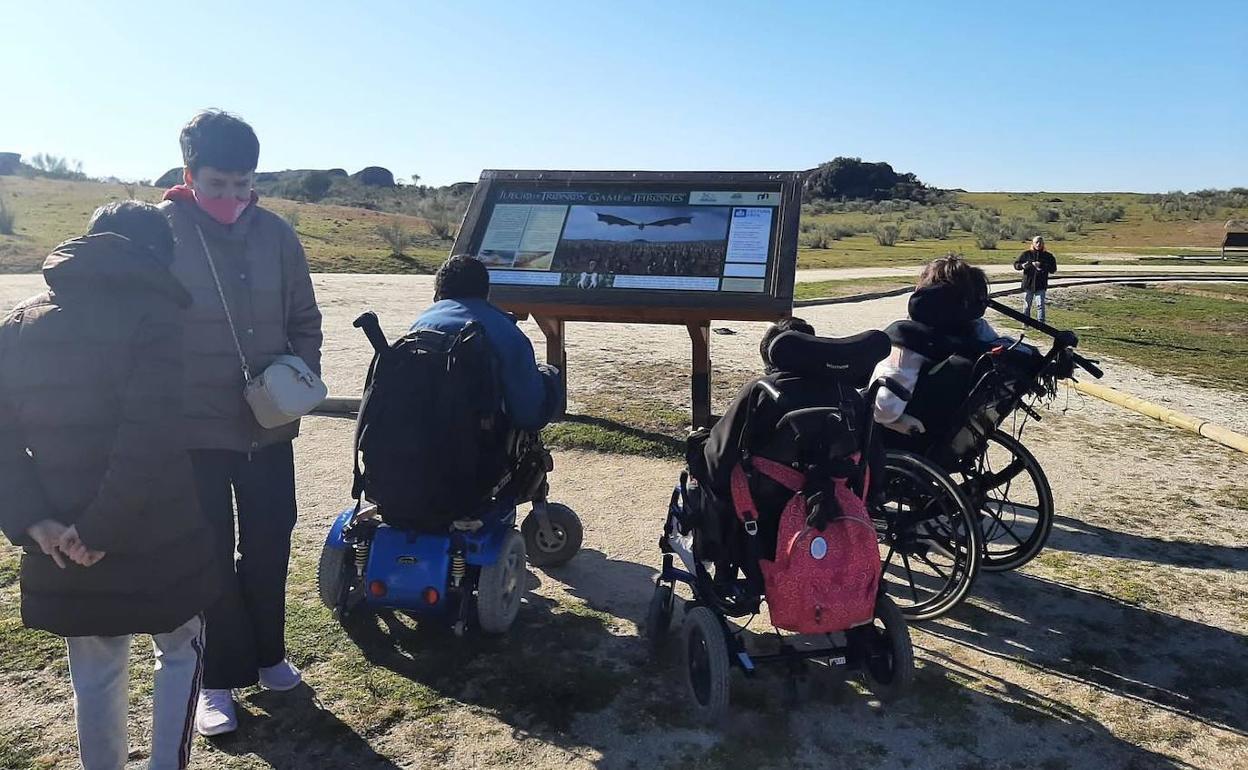 Un grupo de turistas disfrutan de los panles informativos en el Escenario de Juego de Tronos. 