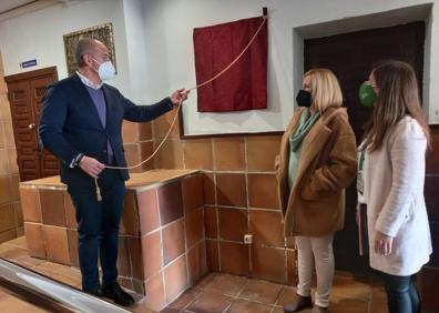 Imagen secundaria 1 - La AECC otorga a Malpartida de Cáceres una placa como municipio adherido al Circuito Provincial de Marchas Rosas